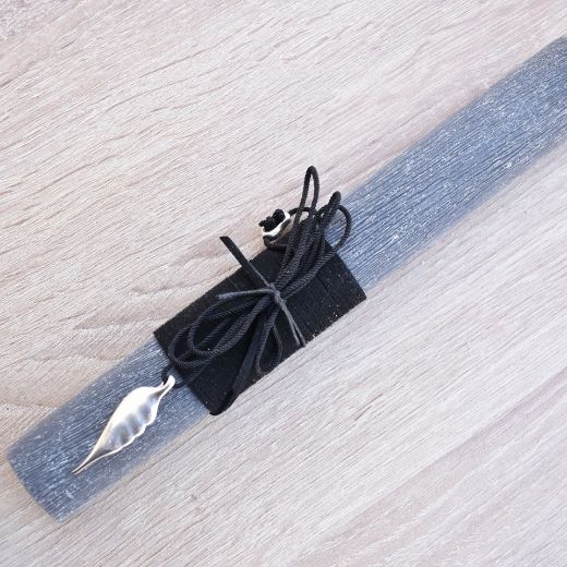 αντρικές πασχαλινές λαμπάδες σε σκούρο χρώμα με μεταλλικό κόσμημα φτερό, λαμπάδα με κολιέ για άντρα