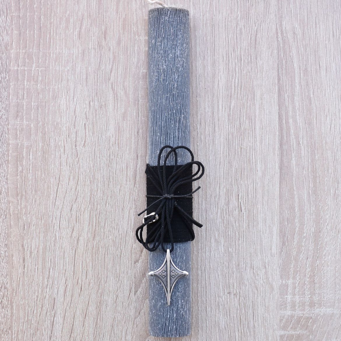 μαύρη αντρική πασχαλινή λαμπάδα με κολιέ Tuareg cross σε minimal γραμμή, λαμπάδα με κόσμημα για άντρα