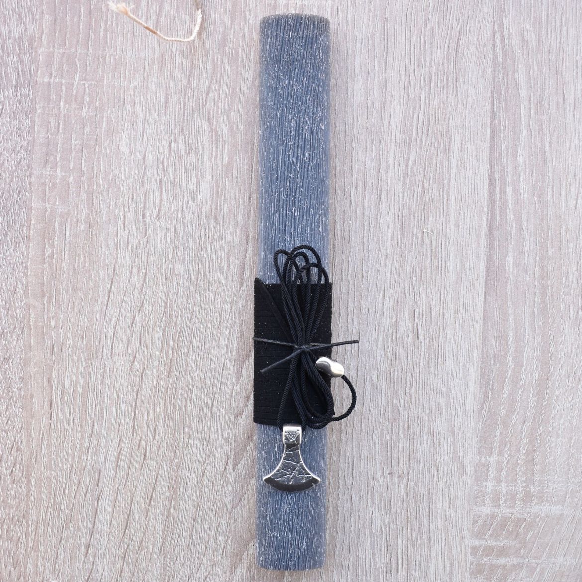 μαύρη ανδρική λαμπάδα με κολιέ τσεκούρι σε minimal ύφος, λαμπάδα για άντρες με κόσμημα