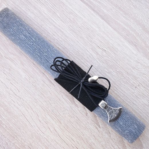 αντρική πασχαλινή λαμπάδα σε σκούρο χρώμα με μεταλλικό κολιέ τσεκούρι, λαμπάδα ανδρική για άντρα