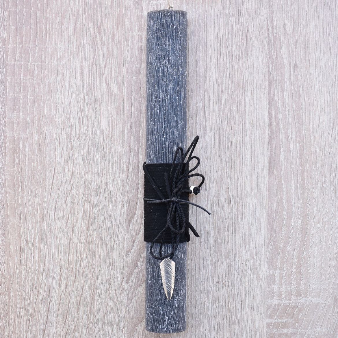 μαύρη αντρική πασχαλινή λαμπάδα με κολιέ λόγχη σε minimal σχεδιασμό, λαμπάδα με κολιέ για άντρα