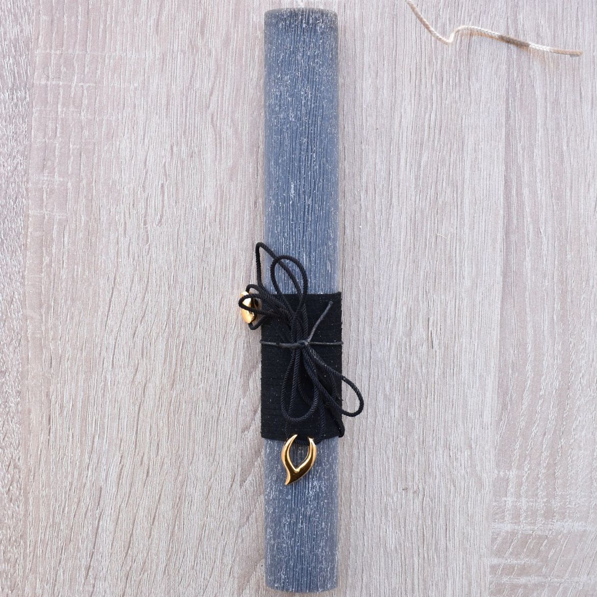 μαύρη γυναικεία λαμπάδα με κόσμημα γιάντες σε minimal ύφος, γυναικείες λαμπάδες