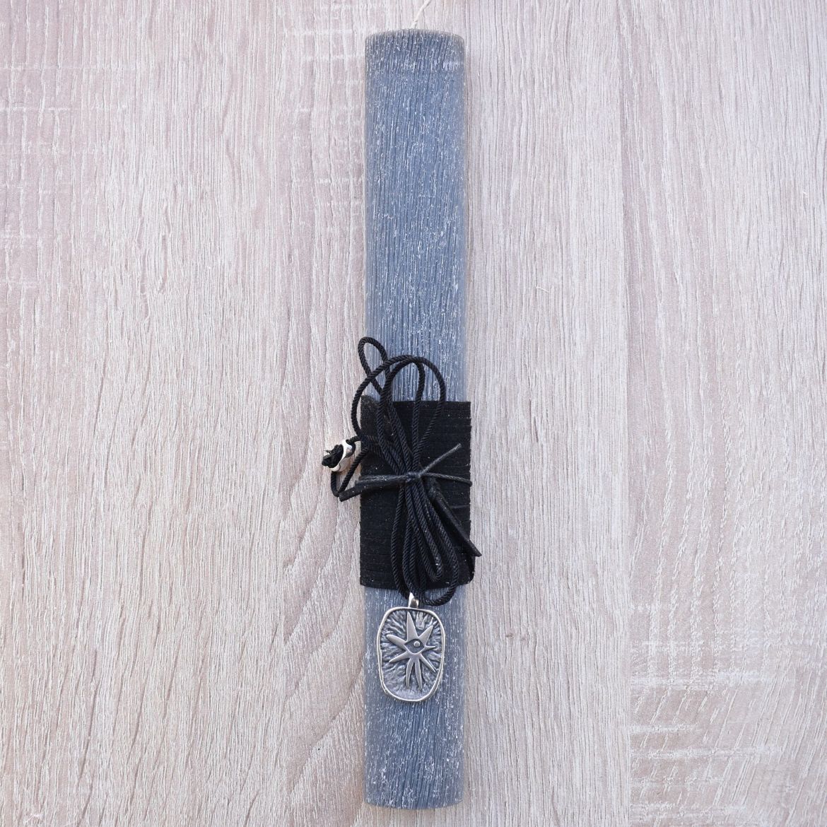 μαύρη γυναικεία λαμπάδα με κόσμημα μάτι ασημί σε minimal ύφος, λαμπάδες γυναικείες  GR 2