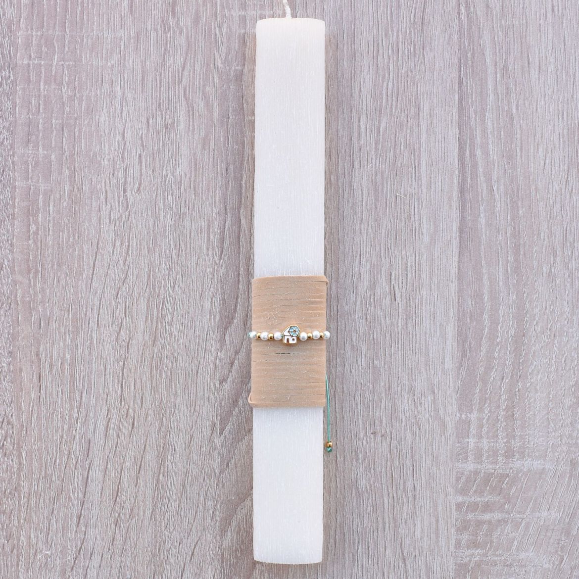 μπεζ γυναικεία λαμπάδα με βραχιόλι ανεμόμυλο σε minimal νησιώτικο ύφος, λαμπάδες γυναικείες