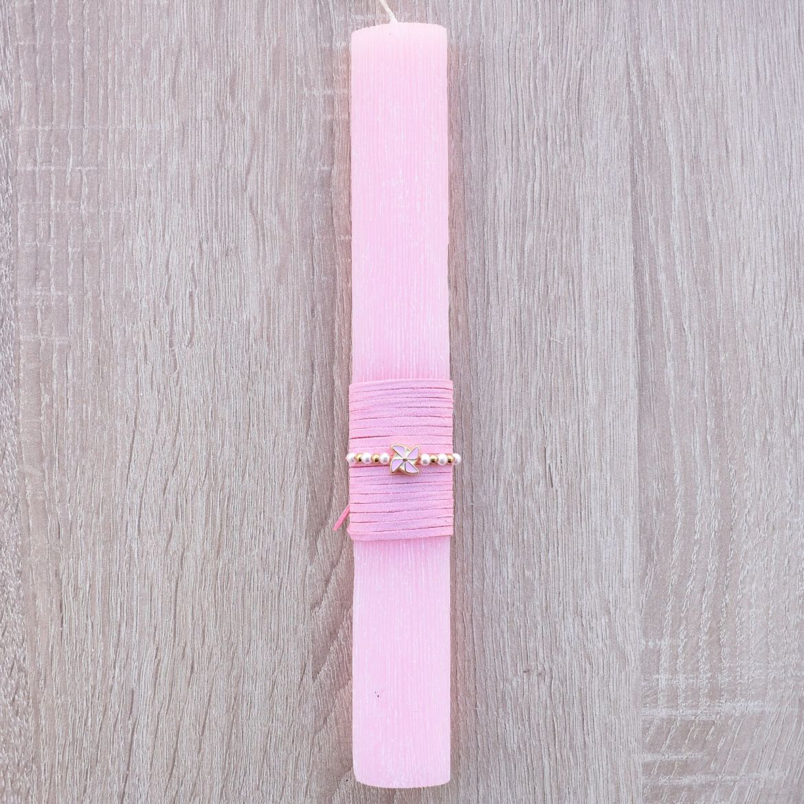 ροζ γυναικεία λαμπάδα με βραχιόλι ανεμόμυλο σε νησιώτικο ύφος, λαμπάδες γυναικείες