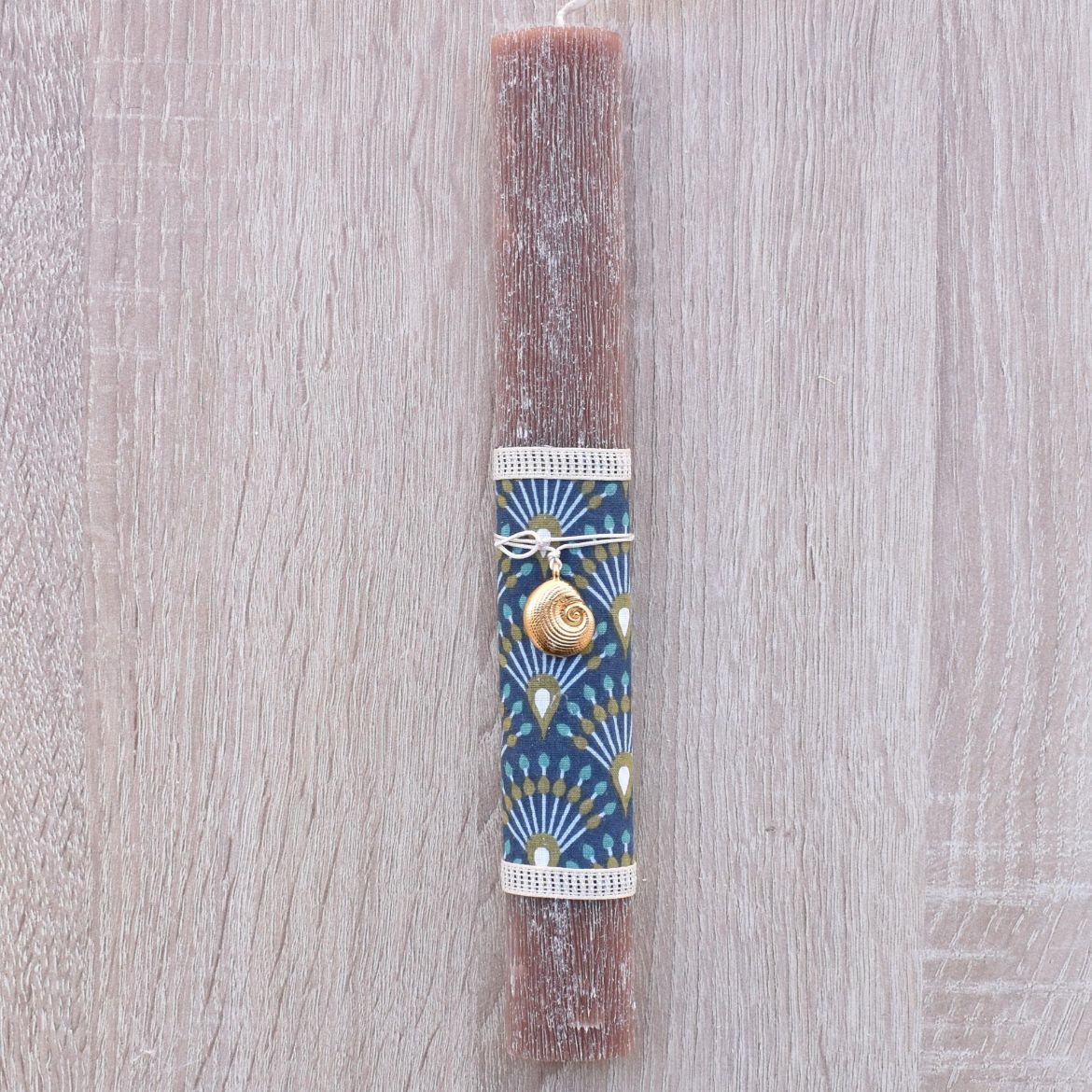 μπεζ γυναικεία λαμπάδα με κόσμημα κοχύλι σε καλοκαιρινό ύφος, λαμπάδες για γυναίκα