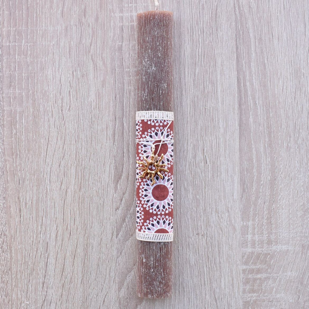 μπεζ γυναικεία λαμπάδα με κόσμημα ήλιο σε minimal καλοκαιρινό ύφος, λαμπάδες για γυναίκες