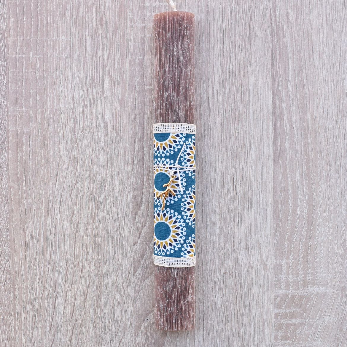 μπεζ γυναικεία λαμπάδα με κόσμημα κοράλλι σε καλοκαιρινό ύφος, λαμπάδες γυναικείες