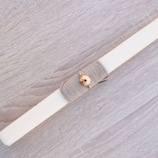 γυναικείες λαμπάδες σε απαλό μπεζ χρώμα με κόσμημα αχινό, λαμπάδα με βραχιολάκι