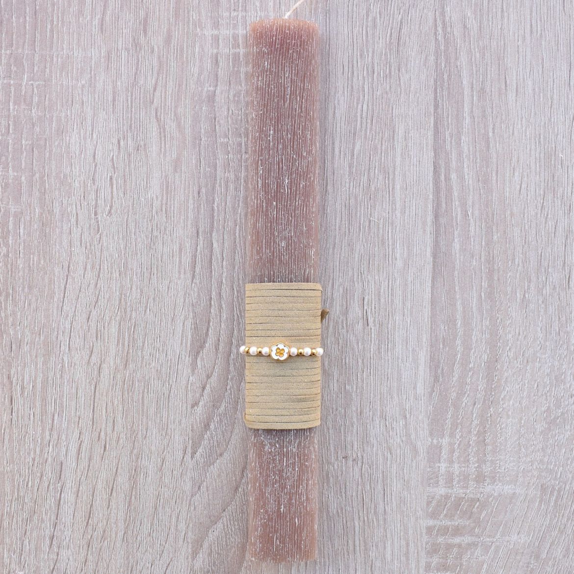 μπεζ γυναικεία λαμπάδα με βραχιόλι λουλούδι σε ρομαντικό ύφος, λαμπάδες για γυναίκες