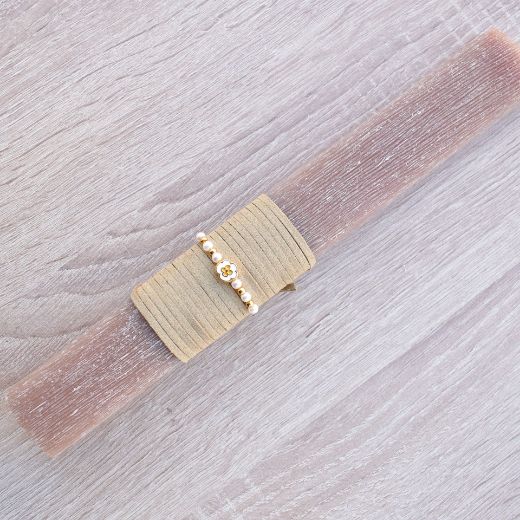 λαμπάδες πασχαλινές γυναικείες σε απαλό μπεζ χρώμα με κόσμημα λουλούδι, λαμπάδα γυναικεία