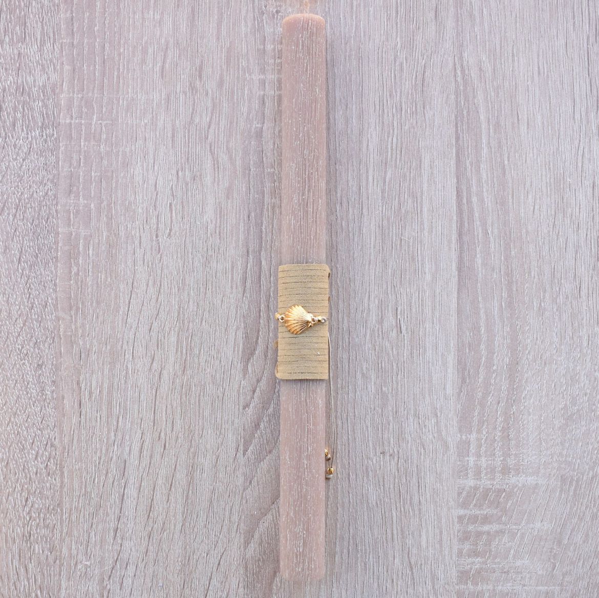 μπεζ γυναικεία λαμπάδα με βραχιόλι κοχύλι σε καλοκαιρινό ύφος, λαμπάδες γυναικείες