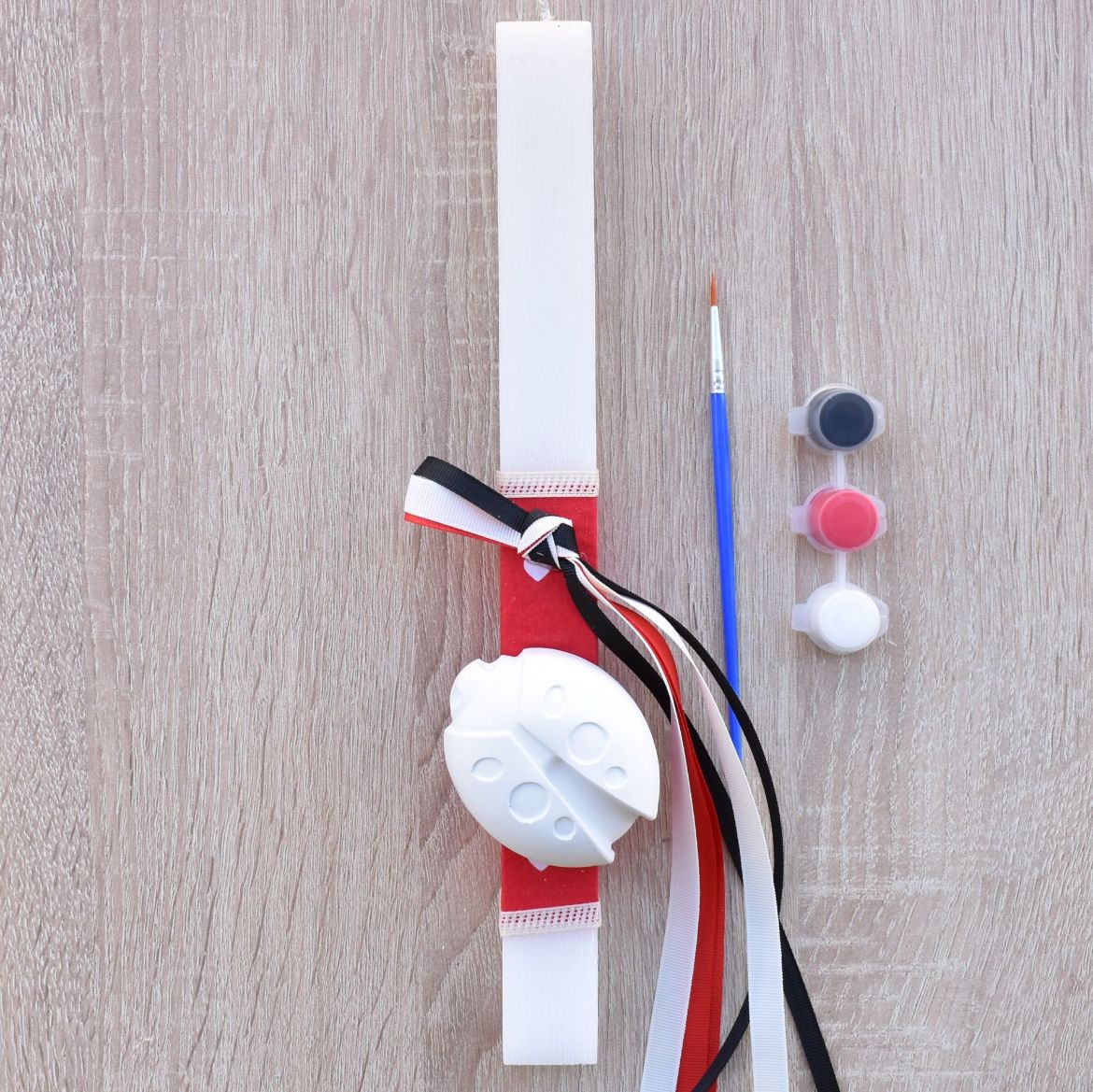 κόκκινη λαμπάδα για κορίτσι με διακοσμητικό πασχαλίτσα σε χαρούμενο ύφος, λαμπάδες για κορίτσια