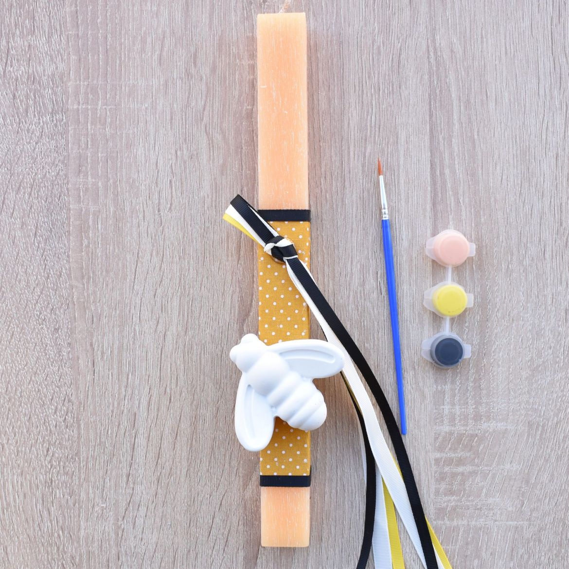 κίτρινη λαμπάδα για κορίτσι με διακοσμητικό μελισσούλα σε χαριτωμένο ύφος, λαμπάδες για κορίτσια