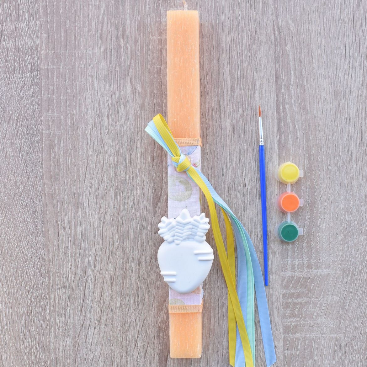 κίτρινη λαμπάδα για παιδιά με διακοσμητικό καρότο σε πασχαλινό ύφος, λαμπάδες για παιδιά