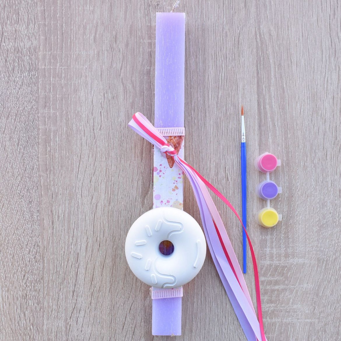 λιλά λαμπάδα για κορίτσι με διακοσμητικό donut σε γλυκό ύφος, λαμπάδες για κορίτσια χειροποίητες