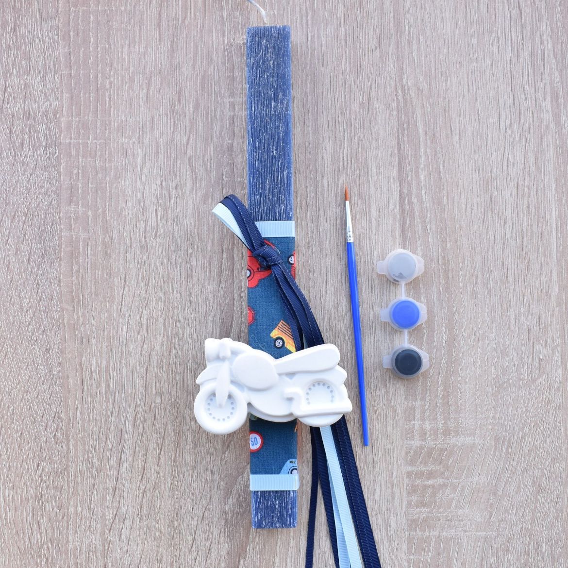 μπλε λαμπάδα για αγόρι με διακοσμητικό μηχανή σε παιδικό ύφος, λαμπάδες για αγόρια