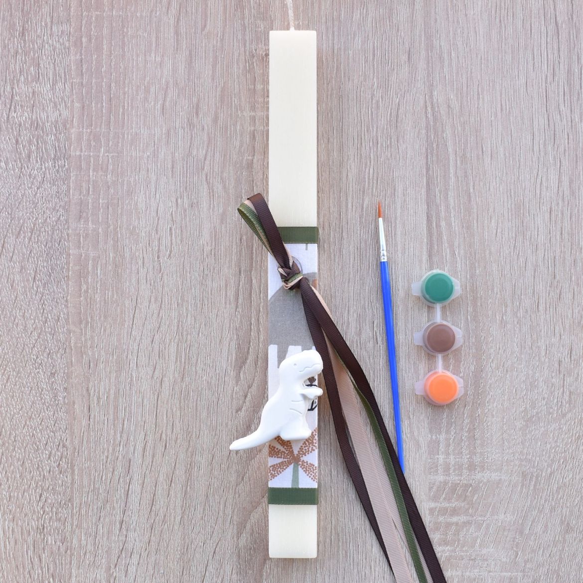 μπεζ λαμπάδα για αγόρι με διακοσμητικό δεινόσαυρο σε παιδικό ύφος, λαμπάδες αγορίστικες