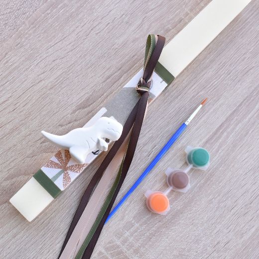 λαμπάδες πασχαλινές για αγόρια σε μπεζ χρώμα με θέμα δεινόσαυρος, λαμπάδες για αγόρι