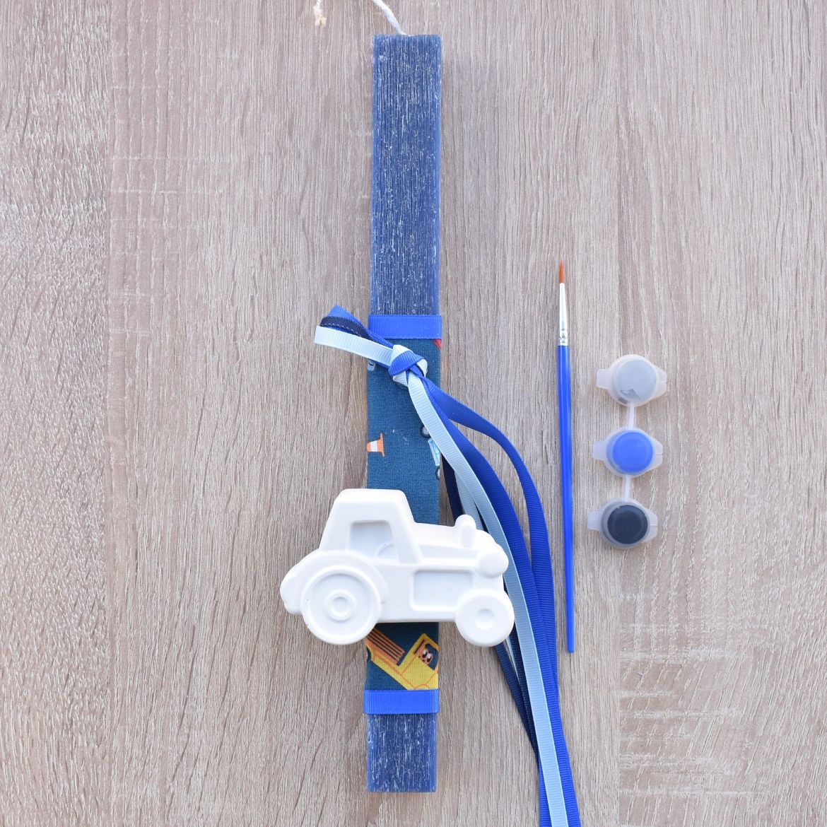 μπλε λαμπάδα για αγόρι με διακοσμητικό τρακτέρ σε παιδικό ύφος, λαμπάδες για αγόρια