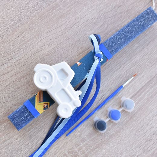 λαμπάδες πασχαλινές για αγόρια σε μπλε χρώμα με θέμα τρακτέρ, παιδικές λαμπάδες για αγόρια