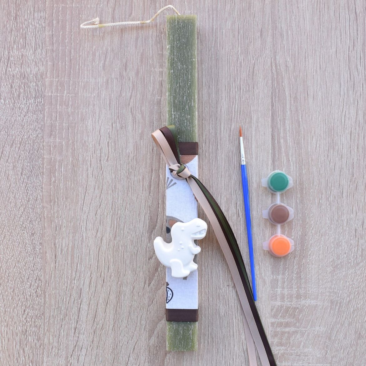 πράσινη λαμπάδα για αγόρι με διακοσμητικό δεινόσαυρο σε παιδικό ύφος, λαμπάδες για αγόρια