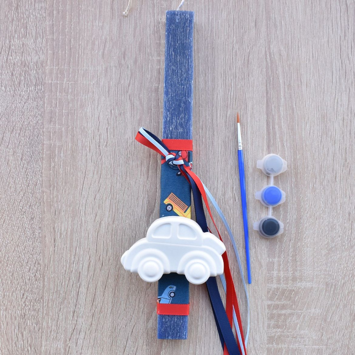 μπλε λαμπάδα για αγόρι με διακοσμητικό αυτοκίνητο σε παιδικό ύφος, λαμπάδες για αγόρια