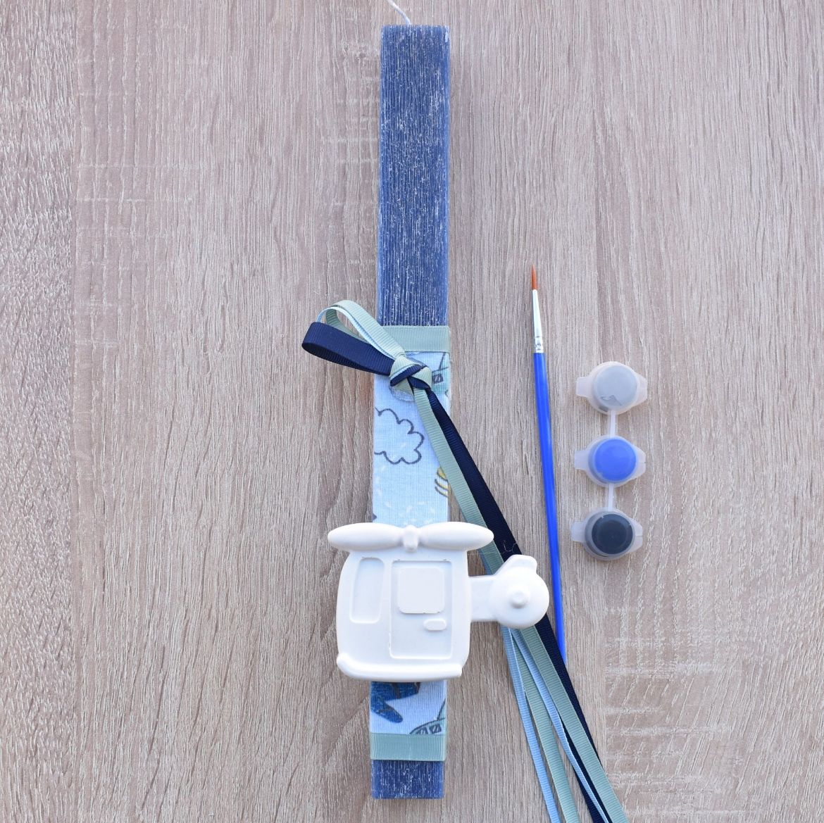 μπλε λαμπάδα για αγόρι με διακοσμητικό ελικόπτερο σε παιδικό ύφος, λαμπάδες για αγόρια