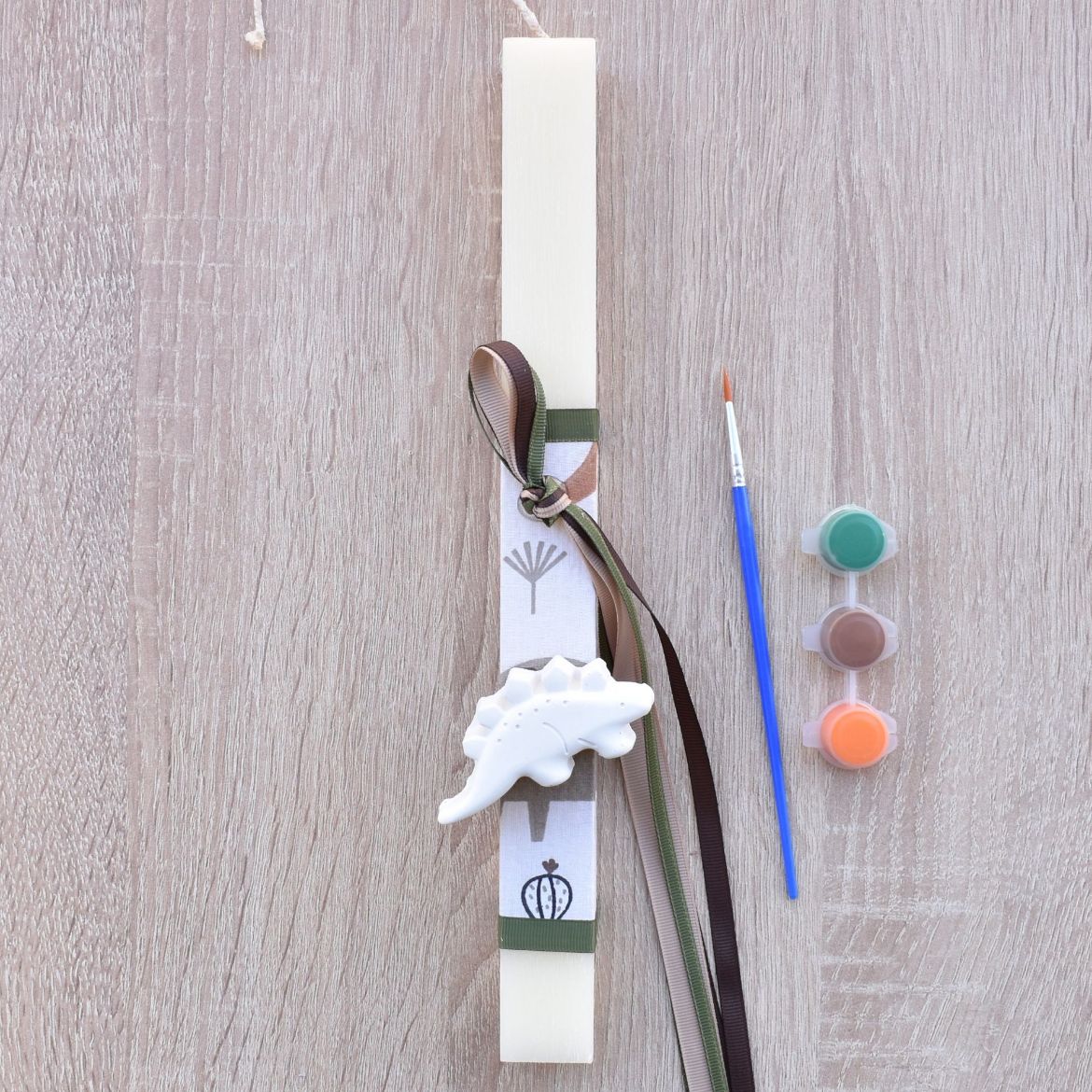 μπεζ λαμπάδα για αγόρι με διακοσμητικό δεινόσαυρο σε παιδικό ύφος, λαμπάδες για αγόρια