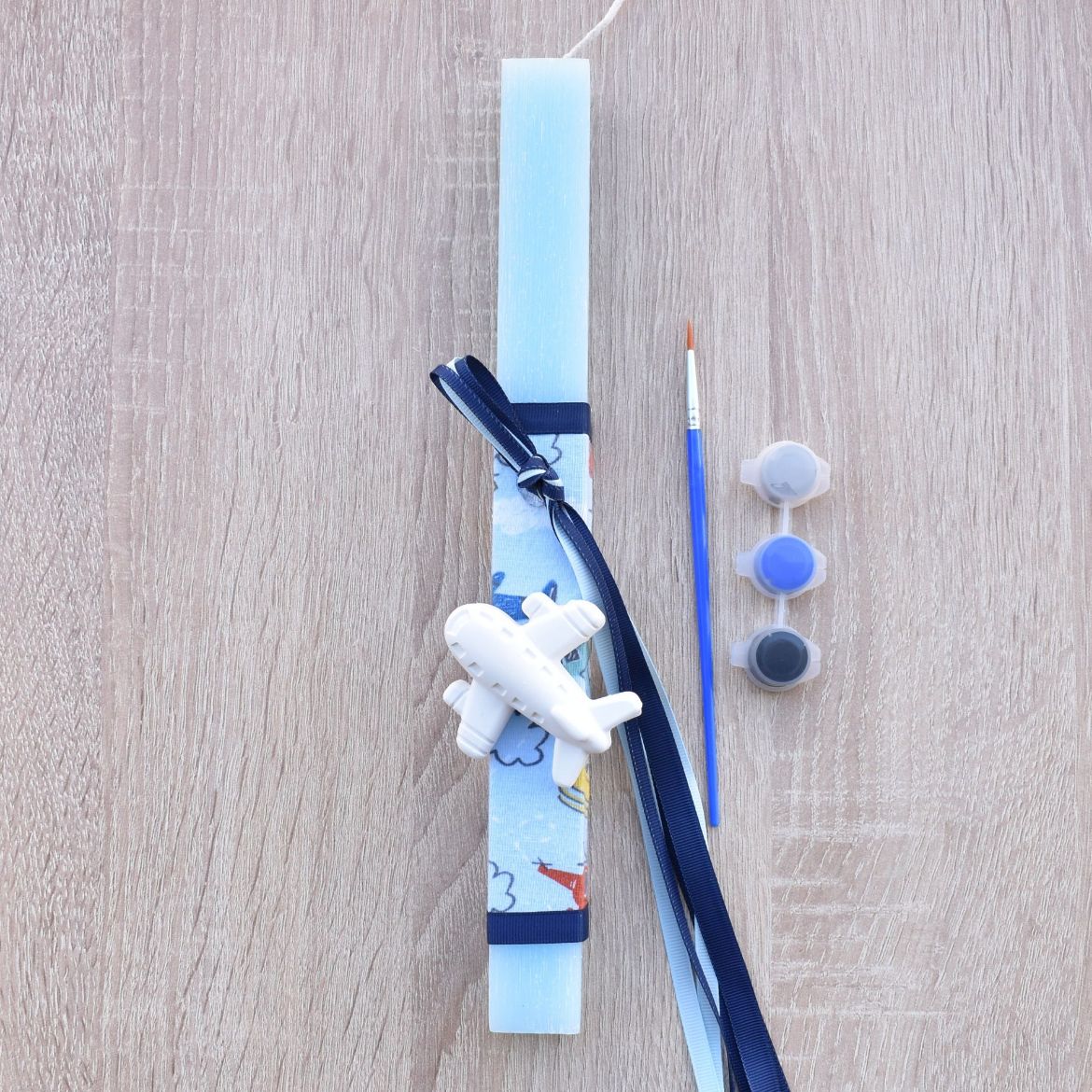 μπλε λαμπάδα για αγόρι με διακοσμητικό αεροπλάνο σε παιδικό ύφος, λαμπάδες για αγόρια